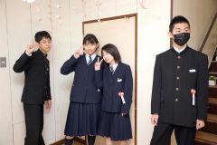 仲良しの友だちと一緒にピースサイン（音更共栄、平栗玲香撮影）