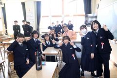 担任の先生を囲んでみんなでピースサインで笑顔（音更共栄、平栗玲香撮影）