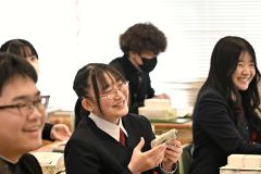 最後のホームルームで涙をぬぐうハンカチを持ちながら笑顔を浮かべる女子生徒（中札内、須貝拓也撮影）