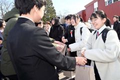 部活動の後輩から記念品を受け取る卒業生（中札内、須貝拓也撮影）