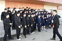 担任の木村吾勝教諭と最後の集合写真を撮影する卒業生（中札内、須貝拓也撮影）