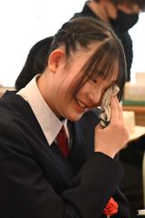 最後のホームルームで泣き笑いの表情を浮かべる女子生徒（中札内、須貝拓也撮影）