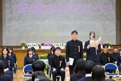卒業生答辞で感謝の気持ちを伝える女子生徒（中札内、須貝拓也撮影）