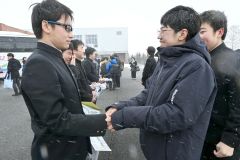 「お疲れ様でした」「後は頼んだぞ」。卒業式後、部活の卒業生と下級生ががっちり握手（新得、小野寺俊之介撮影）