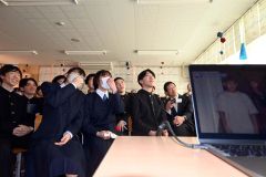 最後の学級活動。１年を振り返る映像に笑いと涙（新得、小野寺俊之介撮影）