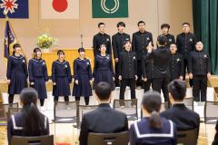思い出多き学びやで最後の合唱（陸別、長尾悦郎通信員撮影）