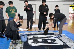 卒業を控え、中学進学への決意を１字に込める６年生