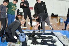 卒業を控え、中学進学への決意を１字に込める６年生