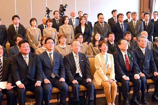 高木菜那さんが花添える　ケイセイが１００周年式典
