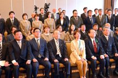 高木菜那さんが花添える　ケイセイが１００周年式典