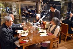 ワインと料理を堪能する参加者