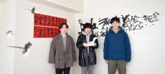 合作のガチョウの粘土細工を持ち来場を呼び掛ける（左から）牧野さん、小森さん、池原さん