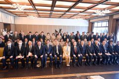高木さんと一緒に記念撮影するケイセイ社員ら（前列左６人目から佐野会長、高木さん、高桑社長）