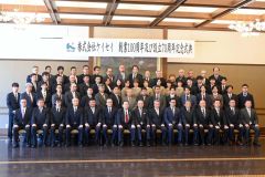 記念写真を取るケイセイ社員ら（前列７人目から高桑社長、佐野会長）