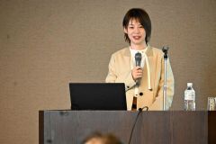 コミュニケーションの大切さを話す高木奈那さん