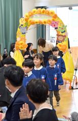 管内卒園式シーズン到来　笑顔で巣立つ子どもたち　保護者たちは目に涙 12