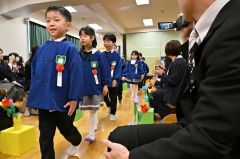 管内卒園式シーズン到来　笑顔で巣立つ子どもたち　保護者たちは目に涙 13