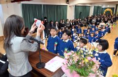 管内卒園式シーズン到来　笑顔で巣立つ子どもたち　保護者たちは目に涙 8