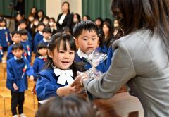 管内卒園式シーズン到来　笑顔で巣立つ子どもたち　保護者たちは目に涙 9