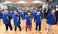卒園式シーズン到来、笑顔で巣立つ子どもたち　保護者らは目に涙