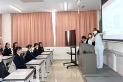 在校生から学校生活の説明を聞く高校生