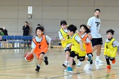 交流戦で元気にプレーする選手たちと齋藤大輔代表（右から２人目）
