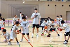 クリニックで子どもたちに指導する齋藤大輔代表（中央）