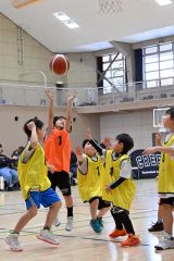 小学１～６年生選手７０人が交流戦楽しむ　クリードカップバスケ