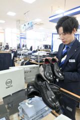 ２月に青山商事がリリースした「スタイルアップシューズ」も注目を集めている（洋服の青山帯広店）