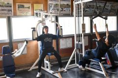 トレーニング室で筋力トレーニングを行う帯三条の選手たち