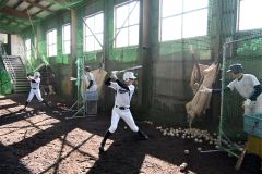 帯農の室内練習場を訪問し、２月４日の大雪以降、初めて硬球を打ち込む芽室の選手（１５日）