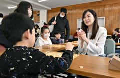 小学生と指導対局する渡部女流三段（１６日午前１１時ごろ、塩原真撮影）
