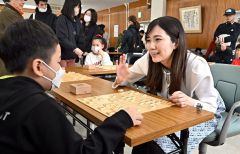 小学生と指導対局する渡部女流三段（１６日午前１１時ごろ、塩原真撮影）