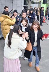 武田真治さんらとふれあう来場者(16日午前11時45分ごろ、塩原真撮影)