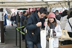 開場前から400人が列を作った帯広競馬場。来場者には先着でプレゼントも(16日午前9時半ごろ)
