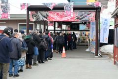 開場前から長蛇の列を作る来場者ら(16日午前9時20分ごろ、帯広競馬場)