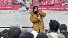 サックスを披露する武田さん(16日午前11時35分ごろ)