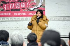 トークに花を咲かせる武田さん(16日午前11時10分ごろ)