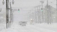 吹雪で前がよく見えない広尾町内（１７日午前８時２０分）