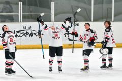 ５位決定戦で釧路ベアーズを３―２で下した高須クリニック御影グレッズ。観客席に向かって勝利を報告する（右から）篠田安主将、中條夢叶、梅森遥愛、出原成実（金野和彦撮影）