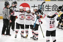 【Ａグループトーナメント５位決定戦・高須クリニック御影グレッズ―釧路ベアーズ】第３ピリオド９分過ぎ、御影グレッズのＤＦ中條夢叶（左から２人目（２３））が勝ち越しのゴールを決め、仲間と歓喜する（金野和彦撮影）