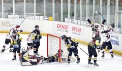 【Ａグループトーナメント５位決定戦・高須クリニック御影グレッズ―釧路ベアーズ】第２ピリオド１４分過ぎ、御影グレッズのＦＷ梅森遥愛（白色ユニホーム、右奥）が同点ゴールを決め、２―２とする（金野和彦撮影）
