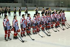 【Ｂグループ３位決定戦・ＴＯＫＡＣＨＩ帯広レディース―Ｈａｃｈｉｎｏｈｅ　Ｃｌｕｂ】試合終了後、応援席へあいさつする帯広レディースの選手たち（須貝拓也撮影）