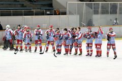 １２位となり、試合後に整列する帯広レディースの選手たち（須貝拓也撮影）