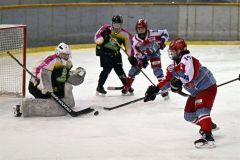 【Ｂグループ３位決定戦・ＴＯＫＡＣＨＩ帯広レディース―Ｈａｃｈｉｎｏｈｅ　Ｃｌｕｂ】第３ピリオド終盤、ゴールに迫るＤＦ（１４）佐藤礼那（須貝拓也撮影）