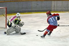 【Ｂグループ３位決定戦・ＴＯＫＡＣＨＩ帯広レディース―Ｈａｃｈｉｎｏｈｅ　Ｃｌｕｂ】第１ピリオド、ＦＷ（７１）ゴールに迫る佐藤愛梨（須貝拓也撮影）