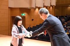 福地教育長(右)からスポーツ賞を受ける野口さん(左)