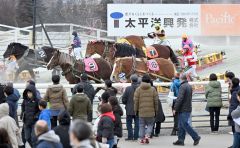 今年度最終日も多くの来場者でにぎわった帯広競馬場（１６日、塩原真撮影）