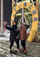 走路開放に参加しゴール付近で記念写真を取る観客（塩原真撮影）