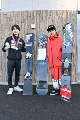 スノーボードの全日本選手権でＵ１８男子２種目を制した合歓垣想太（左）と全日本テクニカル選手権フリースタイル男子１０位の恵田人和